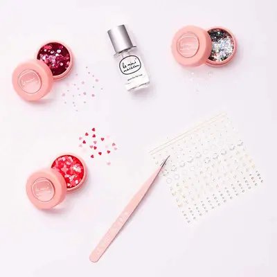 LE MINI MACARON Estuche nail play <br> mini topos rosas + estrellas holográficas mini corazones + pegatinas para nail art + pinzas para nail art + top coat 