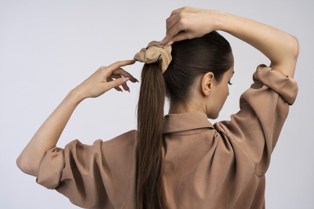 Moños, trenzas y coletas: peinados recogidos para días calurosos