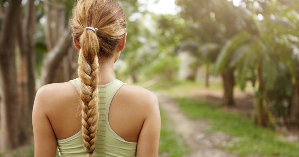 Moños, trenzas y coletas: peinados recogidos para días calurosos